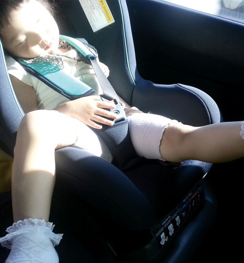 CAR SEAT FOOTREST - a brilliant idea for your child from KneeGuardKids.UK 